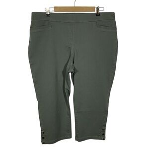 Briggs Women’s Green Pull On Stretch Capris. Size 16W